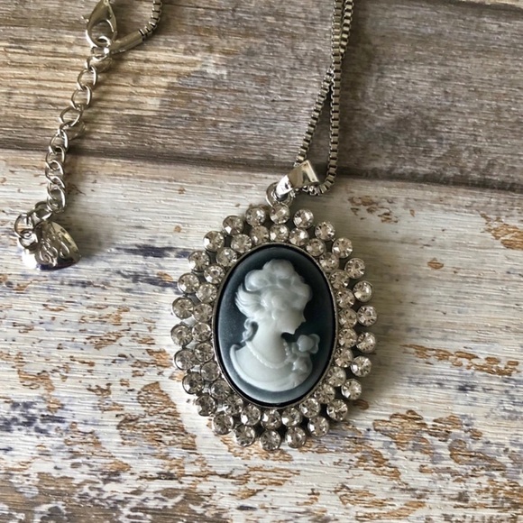 NEW✨ Betsey Johnson Vintage Cameo Pendant Necklace - Picture 1 of 3